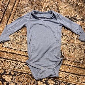 Kyte BABY Long Sleeve bodysuit in slate (6-12)
